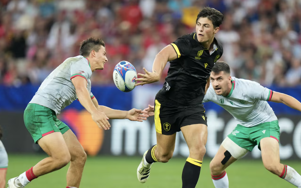 📰 Super Bowl champions sign Wales winger after NFL switch