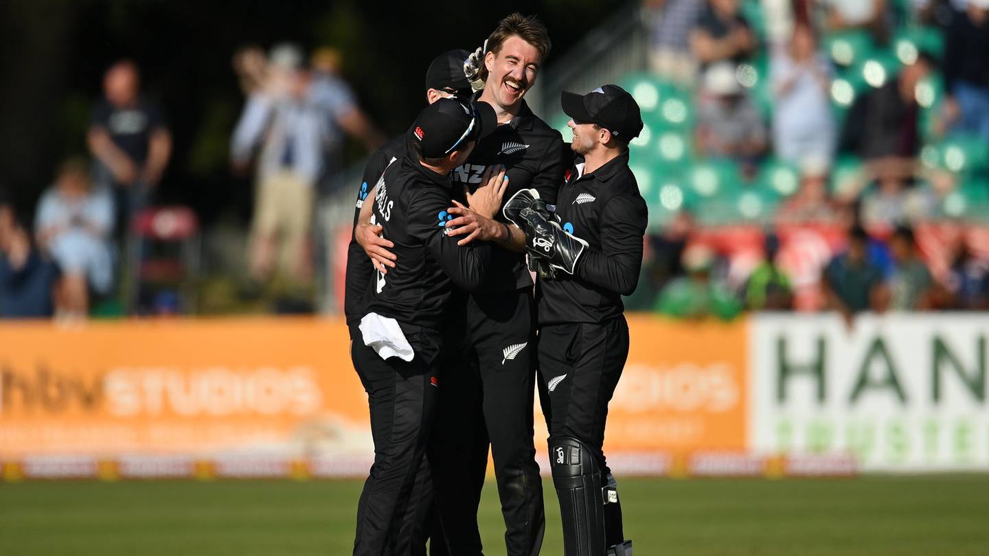 Black Caps hang on to steal one-run victory over Ireland