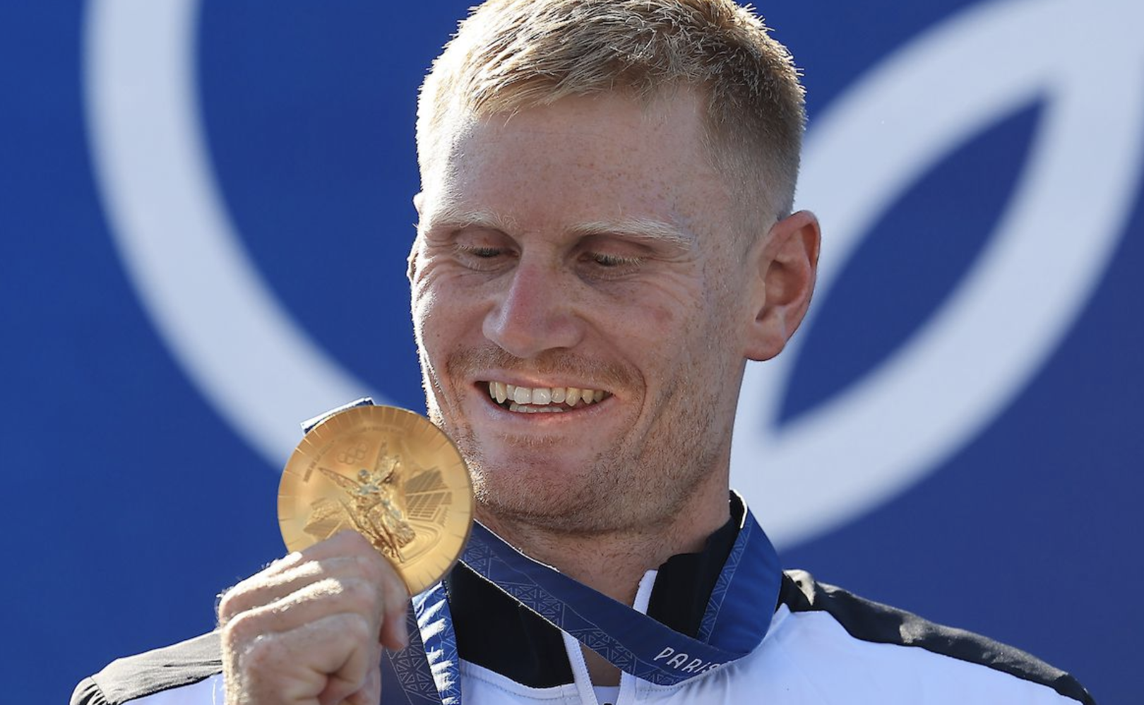 📰 Kayaking Gold medallist is too happy to take his medal off