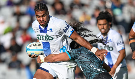 📰 Super Rugby's form player commits to Blues