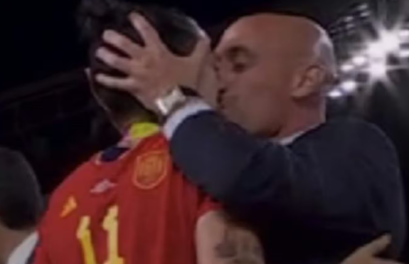 📰 Lip reader claims Spain football boss asked permission to kiss World Cup star