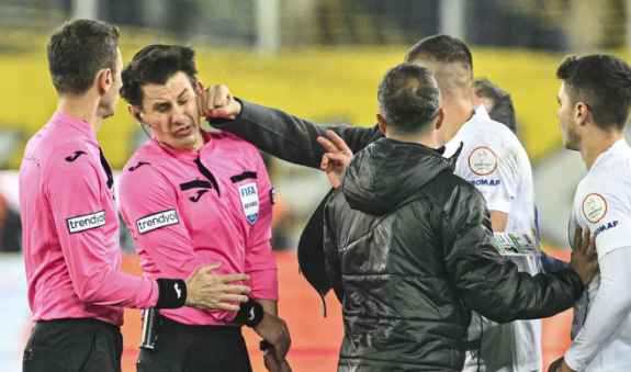 📰 Club president arrested after punching referee