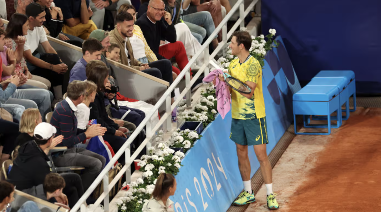 📰 Aussie offers fan chance to play in Djokovic thrashing