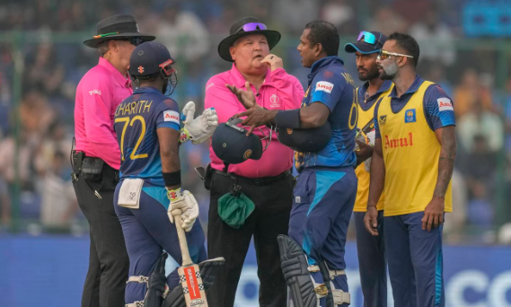 📰 Bizarre dismissal a first at World Cup