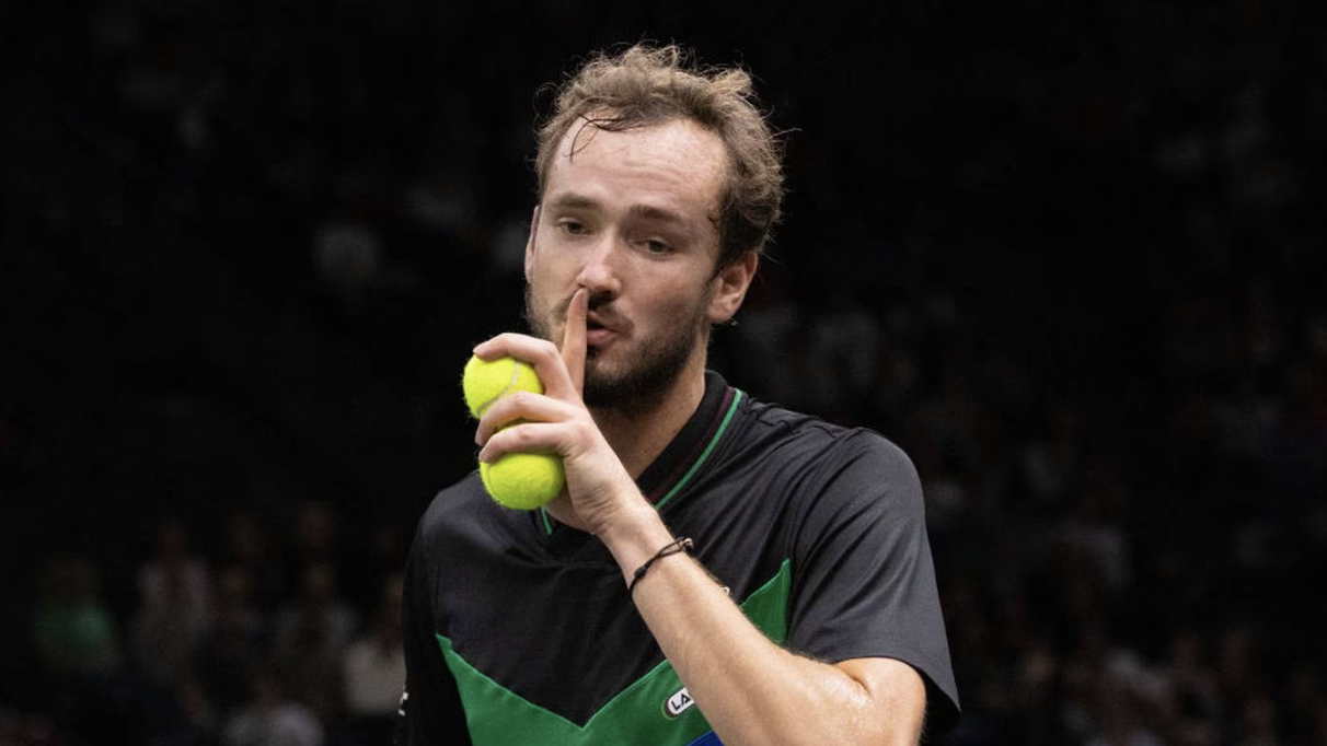 📰 Tennis star accused of giving middle finger to crowd