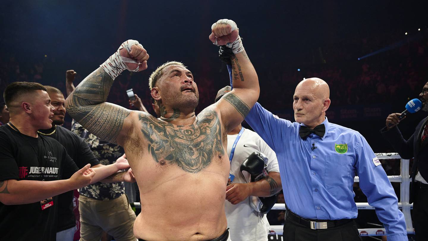 Mark Hunt stuns Sonny Bill Williams with brutal KO