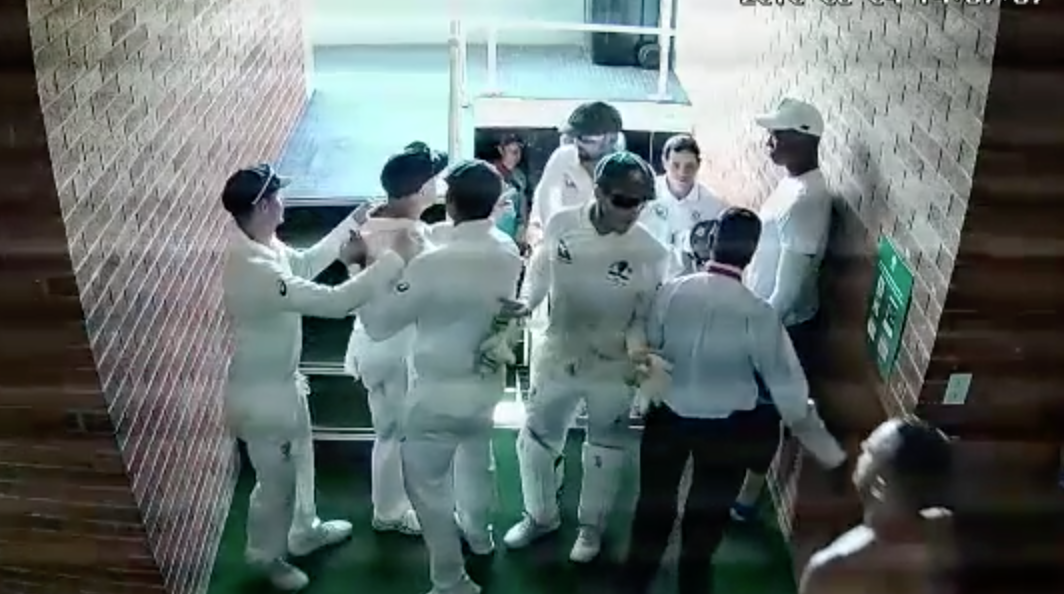 Video footage of David Warner verbally going after DeKock in the changing rooms