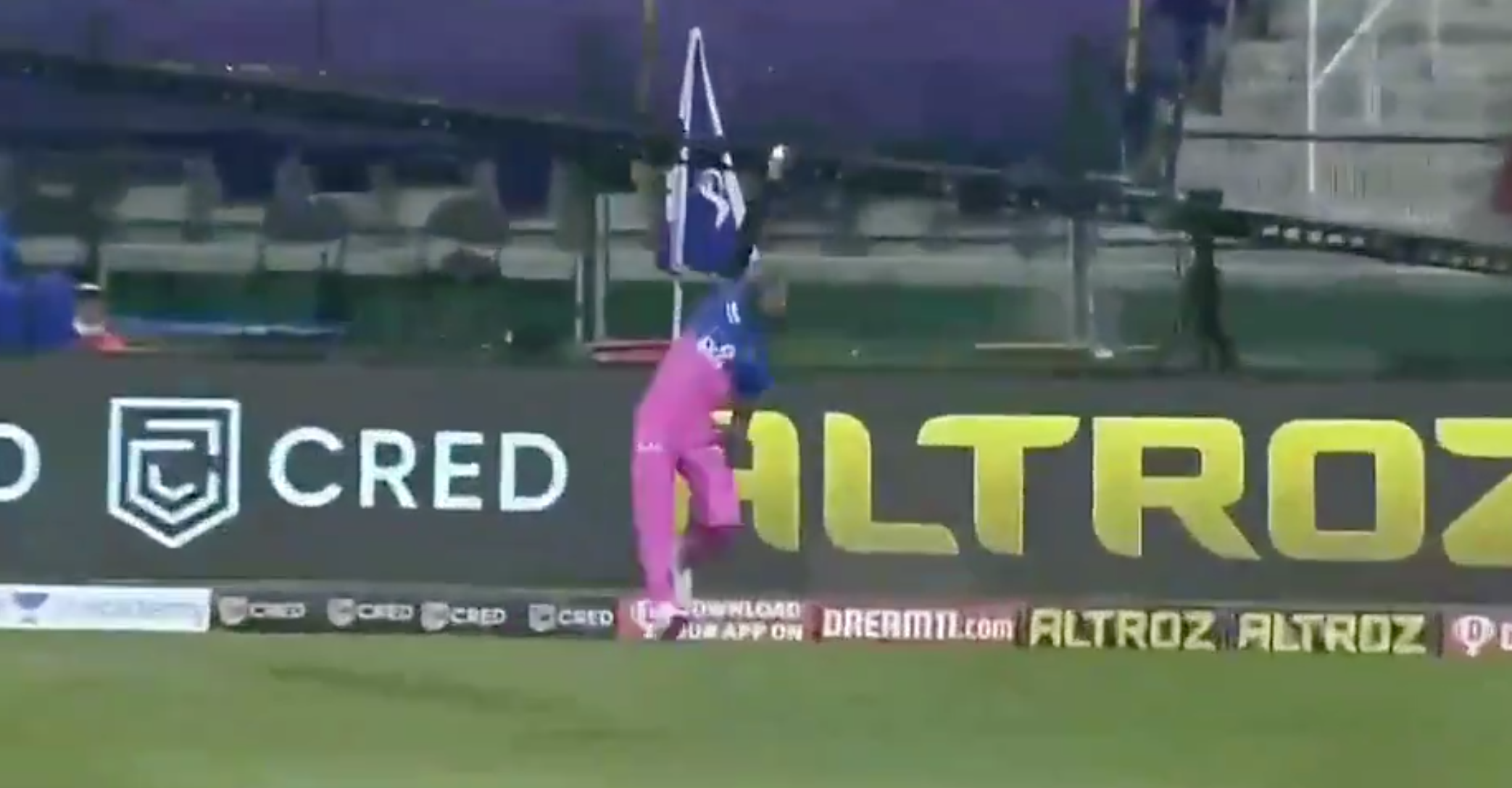 Jofra Archer takes incredible one-handed catch!