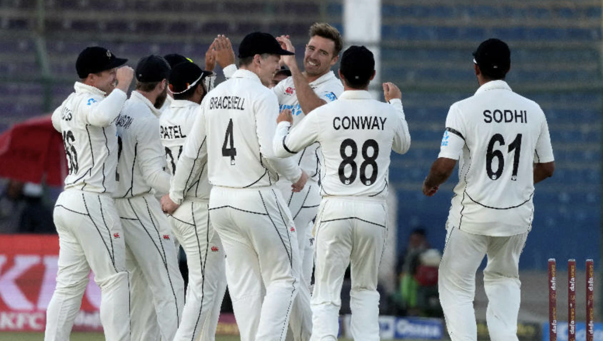 Stunning late wickets put Black Caps in box seat for possible incredible win over Pakistan
