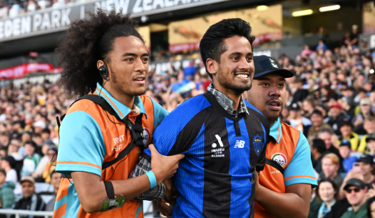 📰 Auckland FC supporters claim owners behind Eden Park pitch invasion