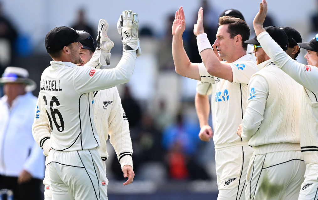 📰 Mr. Darcy heads the pack as honours even on opening day