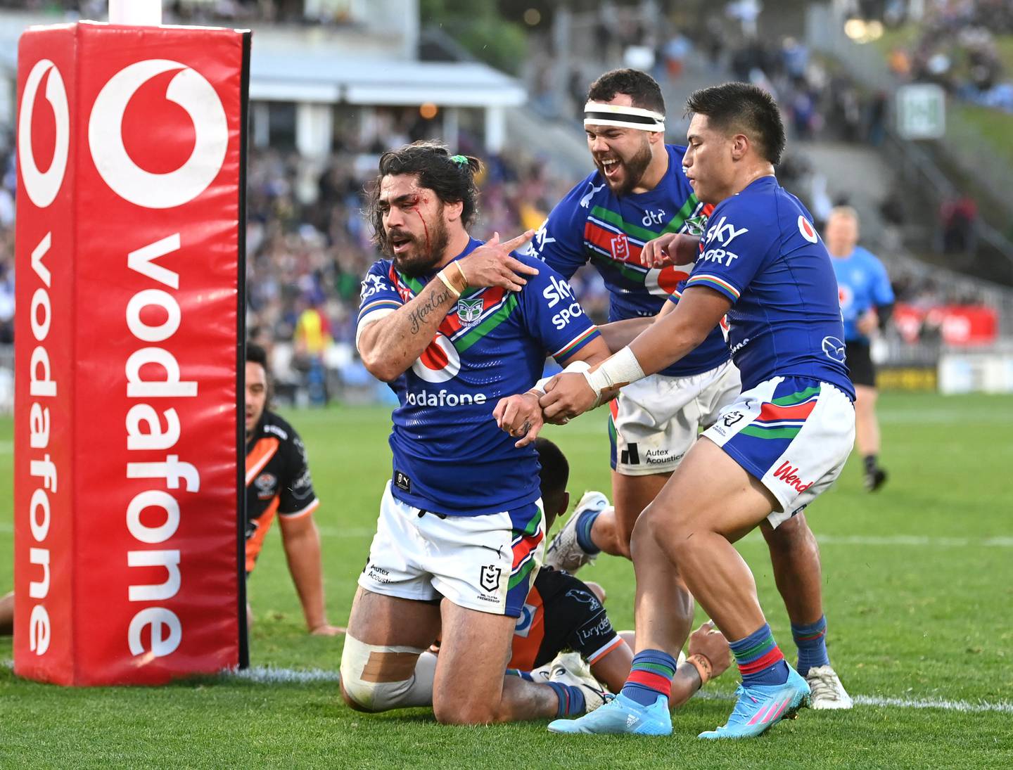 Pitch invaders mar Warriors' return to Mt Smart Stadium