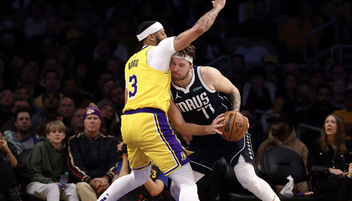 📰 NBA superstars swap teams in blockbuster trade