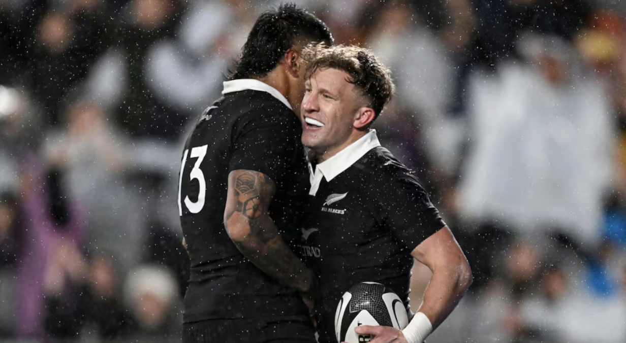 📰 Damian McKenzie staying in NZ, signs long-term deal