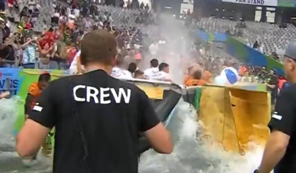 📰 Jubilant Sevens players break sideline pool