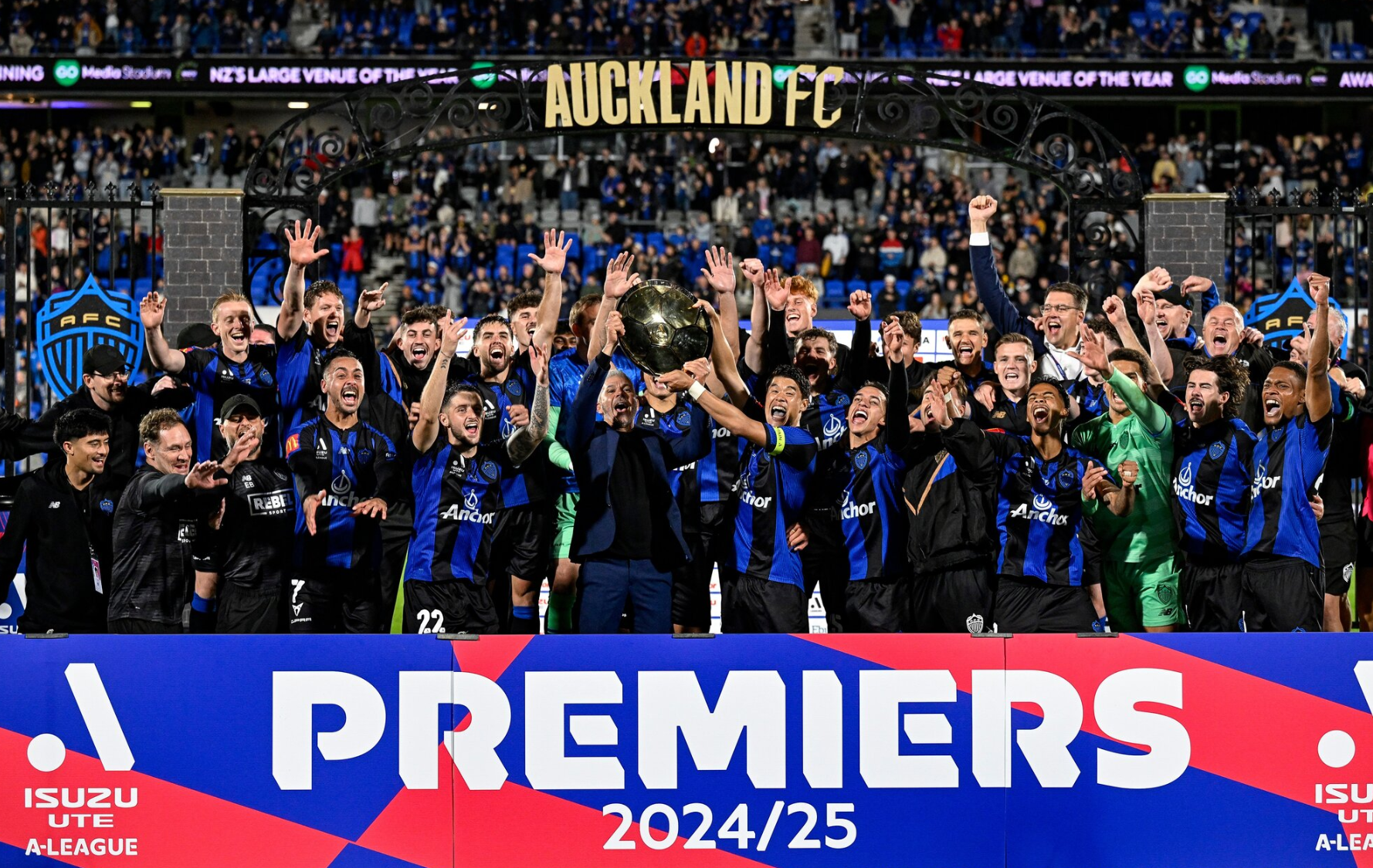 📰 Auckland FC celebrate A-League minor premiership at Danny Doolan’s
