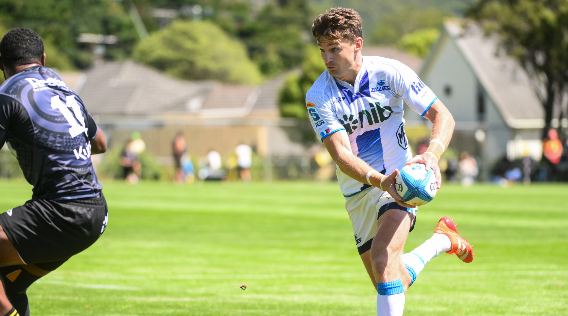 📰 Beauden Barrett still "learning" his role with Vern Cotter’s Blues