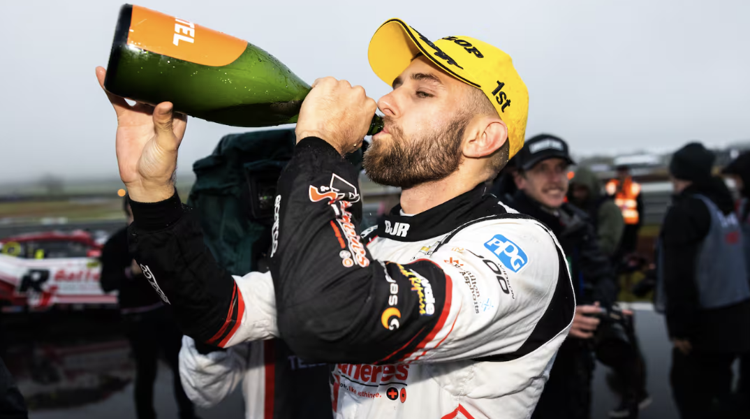 📰 Kiwi claims victory on Supercars return