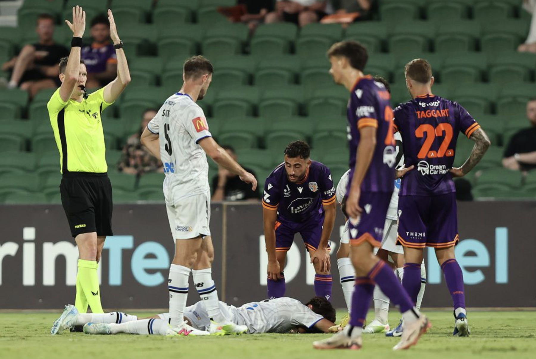 📰 Scary scenes as Auckland FC captain knocked out in loss to Perth Glory