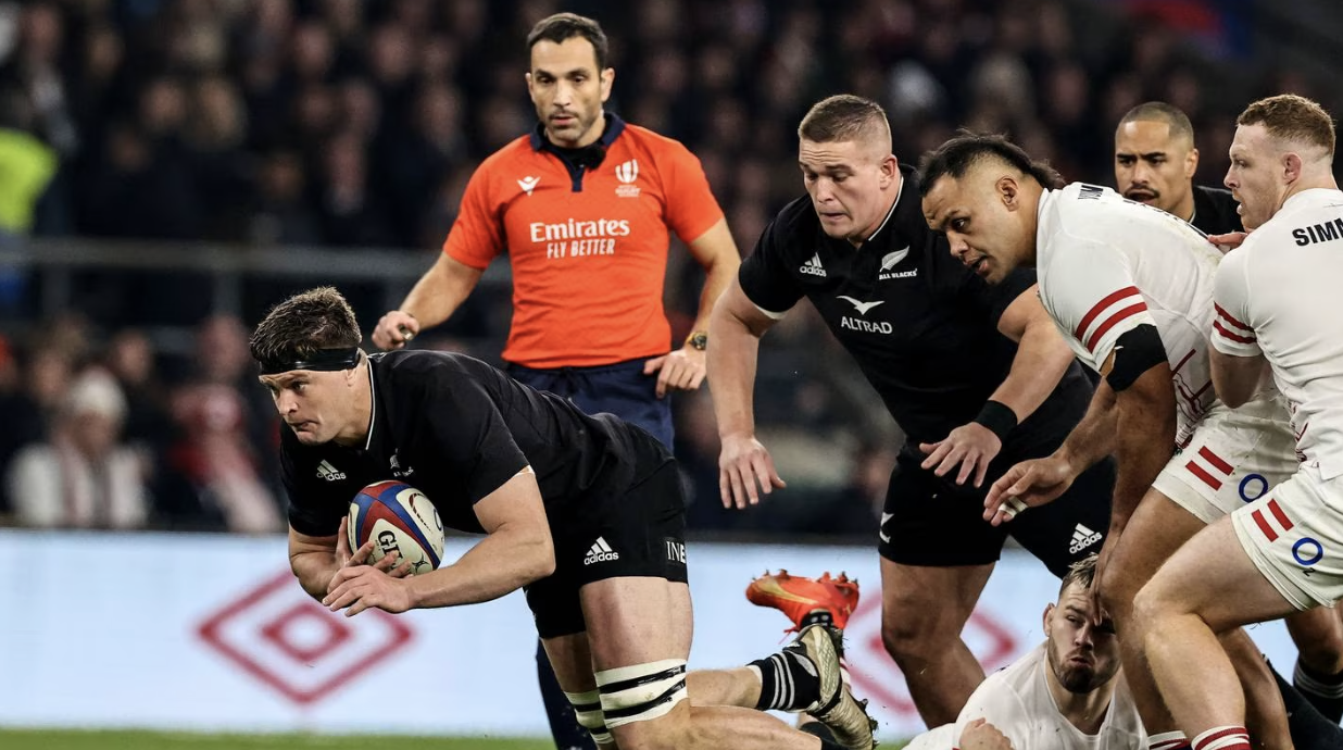 Key All Black re-signs until end of 2025