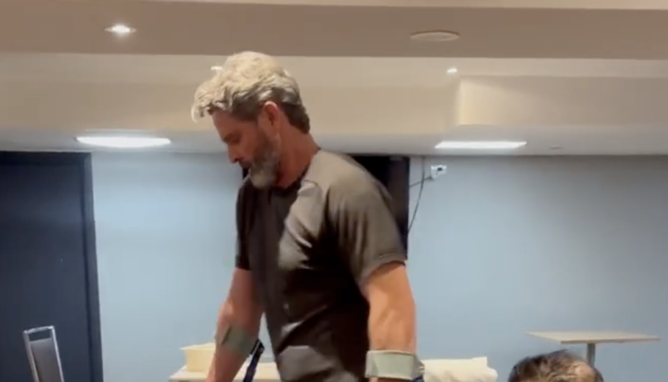 📰 Chris Cairns shares video showing him walking with crutches after spinal stroke