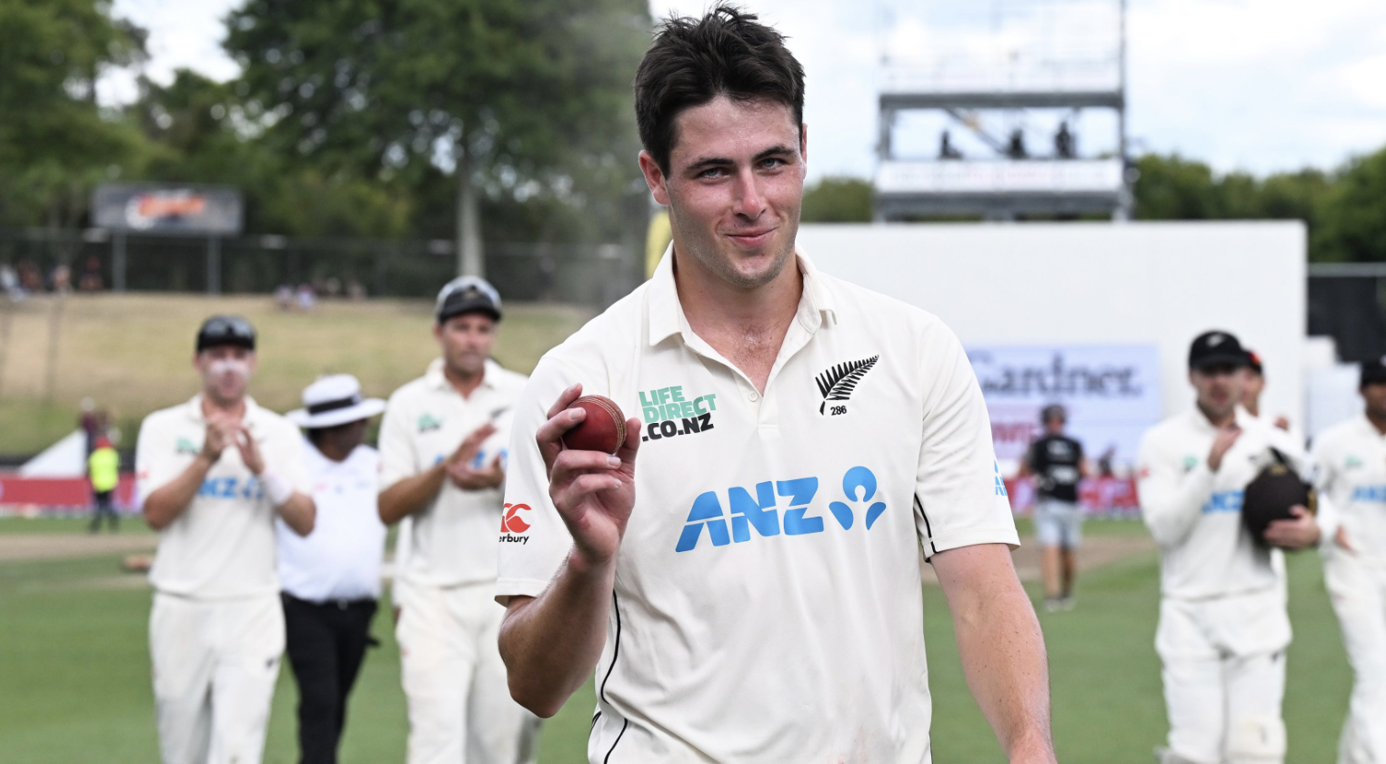 📰 Young pair haul Black Caps back into contention