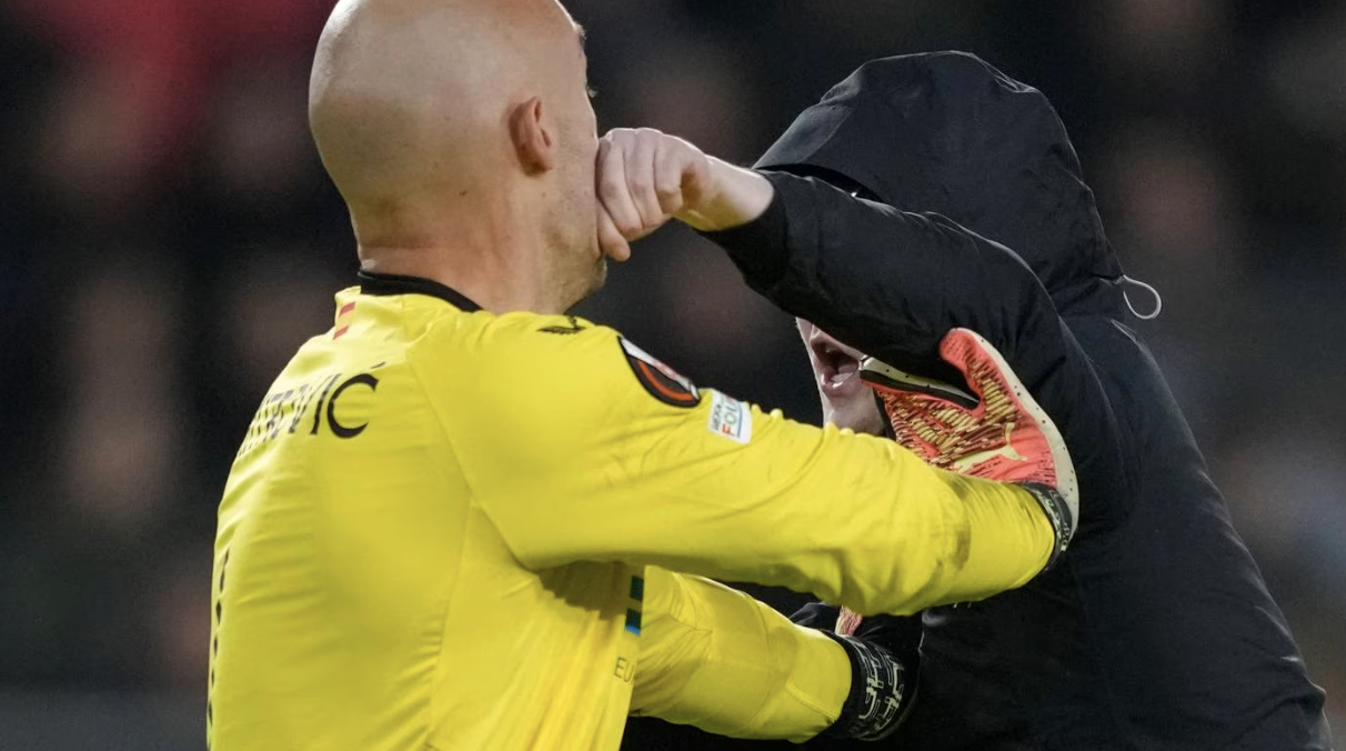 Fan punches goalkeeper in Europa League match