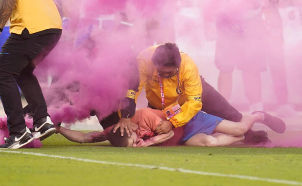 Los Angeles Rams linebacker flattens protesting streaker