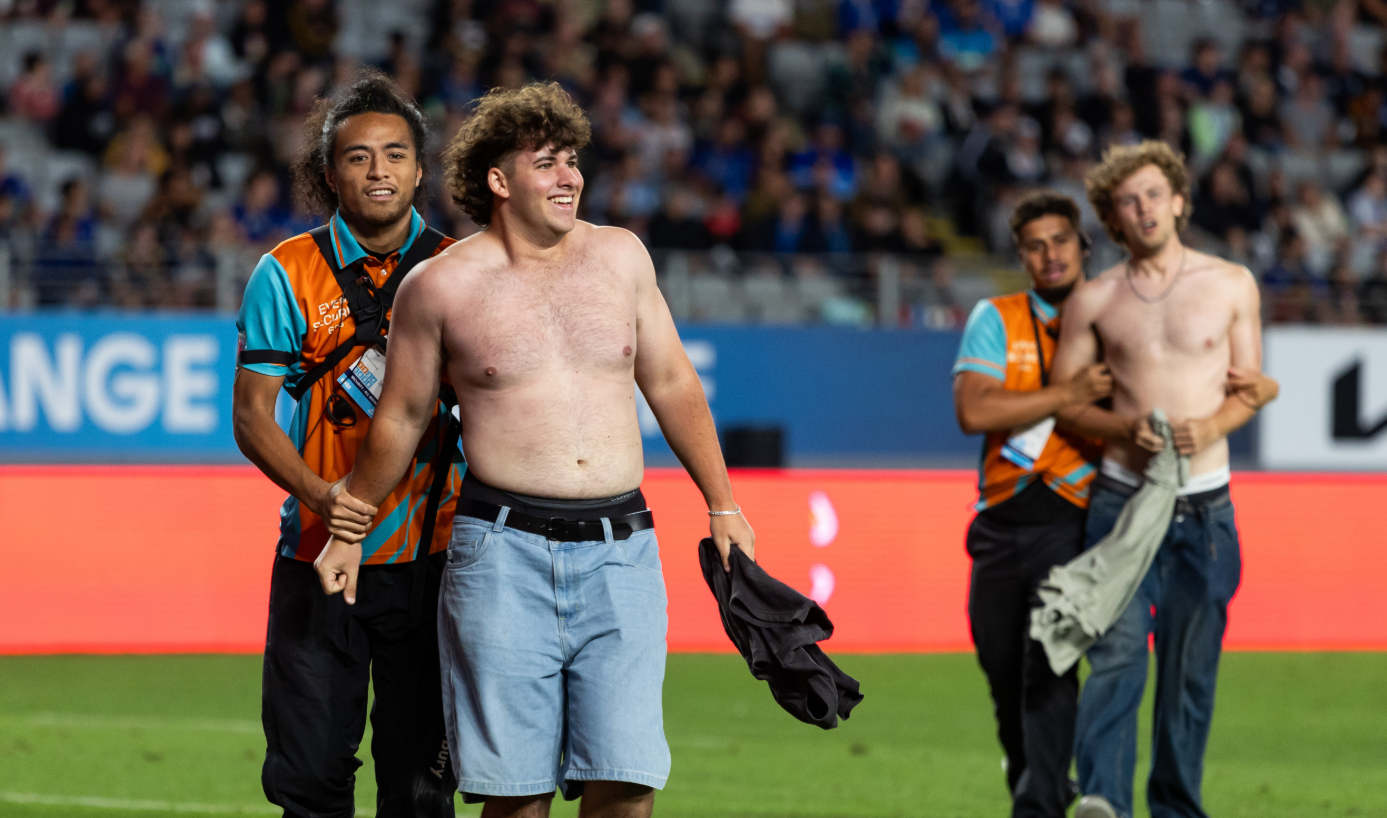 📰 Pitch invader hospitalised during Chiefs & Blues match at Eden Park